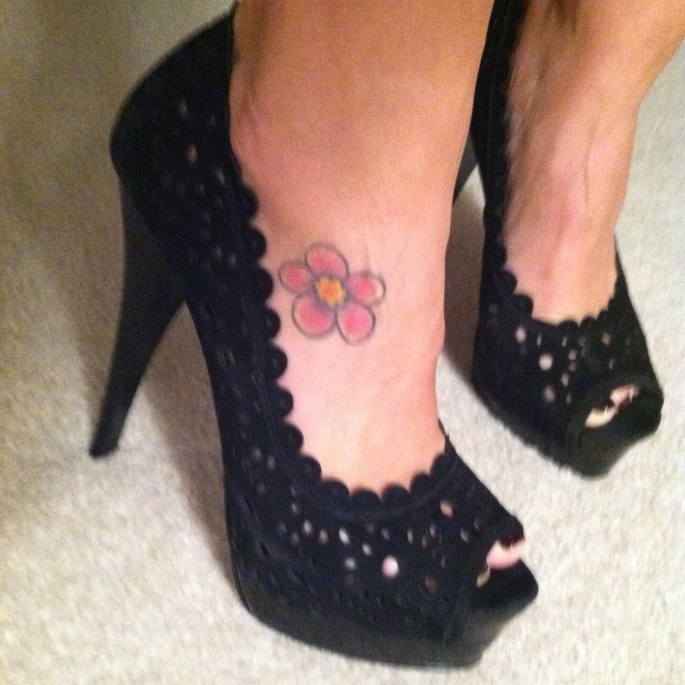 Bebe black scallop edge peep toe platform heels 7